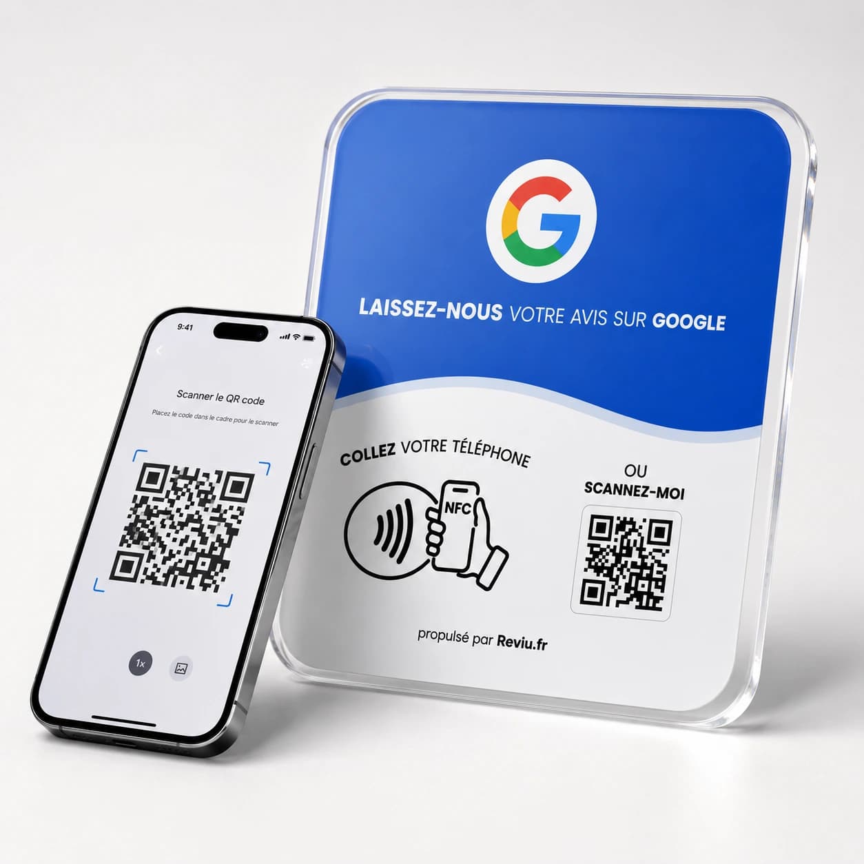 Smartphone scannant le QR code imprimé sur le présentoir Reviu